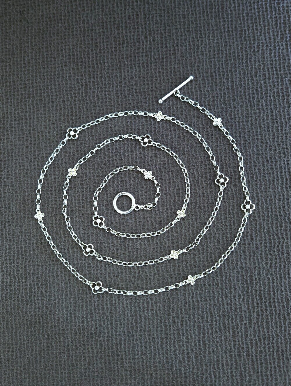 SG Long Silver🤍 Necklace with Stationary Flowers🌸 - NWOT